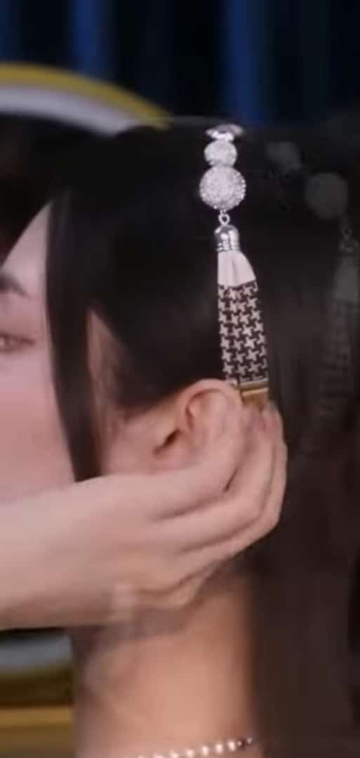 Magnetic button silk scarf